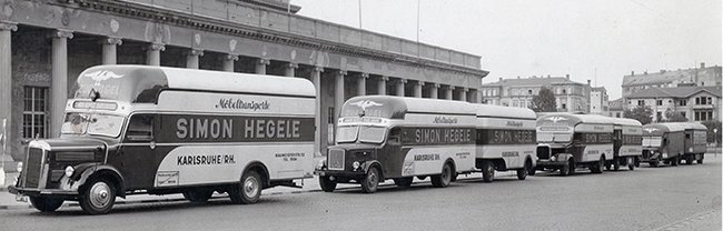 Vier Lieferwagen aus den 50er Jahren der Simon Hegele Gesellschaft stehen in einer Reihe am Straßenrand