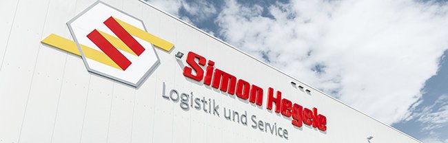 Foto einer Lagerhalle mit der Aufschrift "Simon Hegele Logistik und Service"